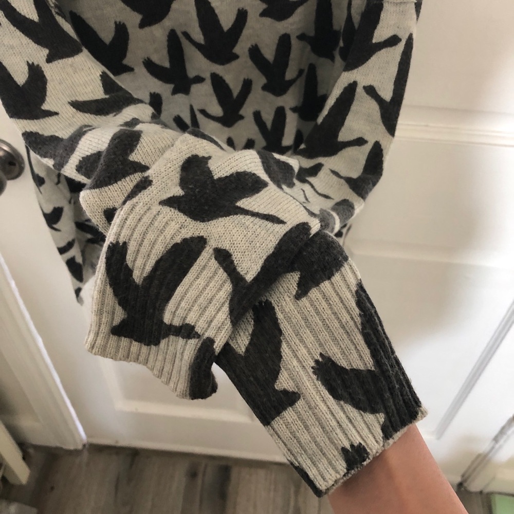 H&M Black Grey Swallow Bird Print Pattern Sweater Medium - Picture 3 of 7